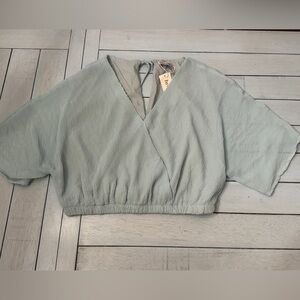 Women’s cropped top blouse soft mint green Sz Large